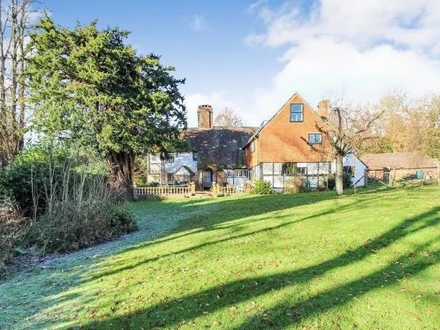 Church Road, Worth, Crawley SUS-220228-110909003