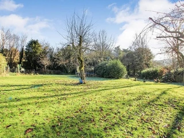 Church Road, Worth, Crawley SUS-220228-110929003