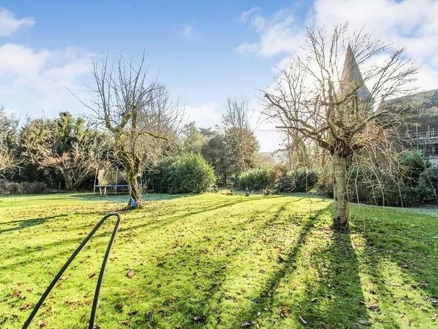 Church Road, Worth, Crawley SUS-220228-110939003