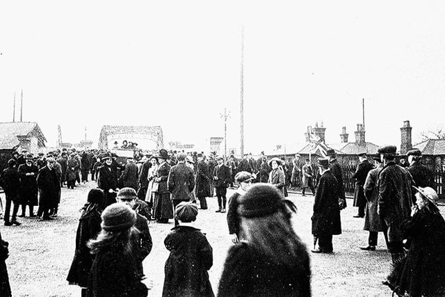 The  opening of Crescent Bridge on 16 april 1913.