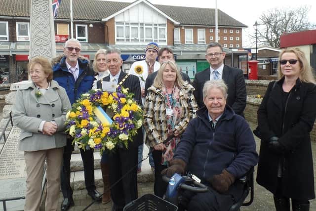 Hailsham mayor lays wreath for Ukraine. Photo from Hailsham Town Council. SUS-221003-095831001