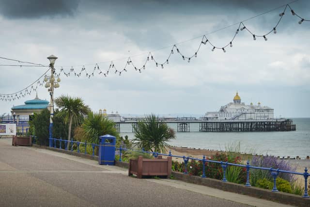 Eastbourne seafront SUS-210109-132943001