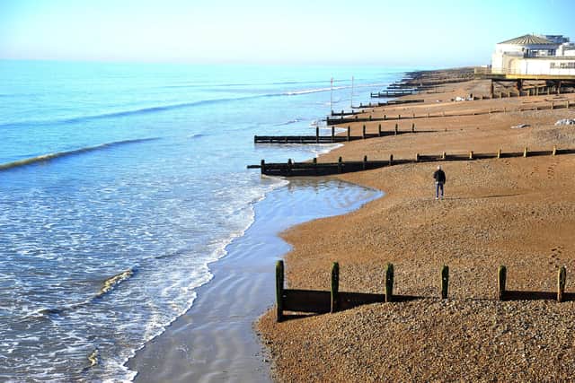 Beautiful Worthing seafront in the sun. Pic S Robards SR2201132 SUS-220113-132603001