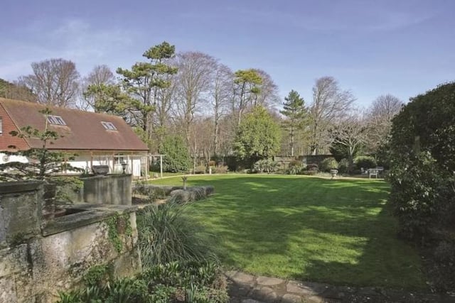 With a guide price of £1,800,000, Compton House is being sold by agent Rager and Roberts via Zoopla. SUS-220323-142853001