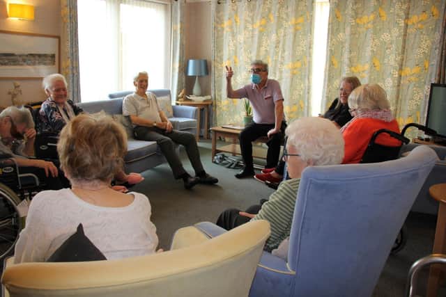 Dan Peacock leads a discussion with Hastings Court residents SUS-220329-102658001