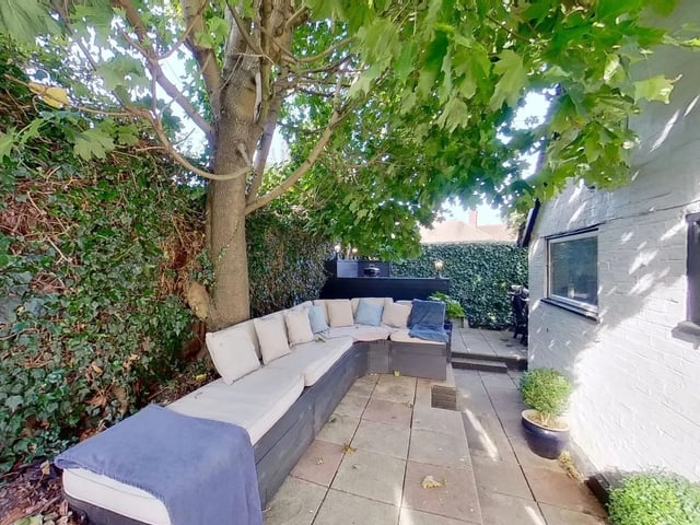 Victoria Road, Crawley SUS-220329-094202003