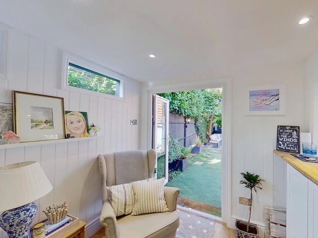 Victoria Road, Crawley SUS-220329-094212003