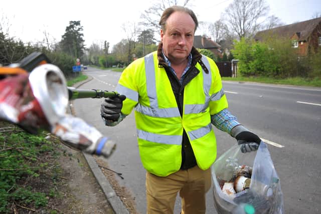 Simon Wilkins picking up litter near his Haywards Heath home on the A272. Picture: Steve Robards, SR2203311.