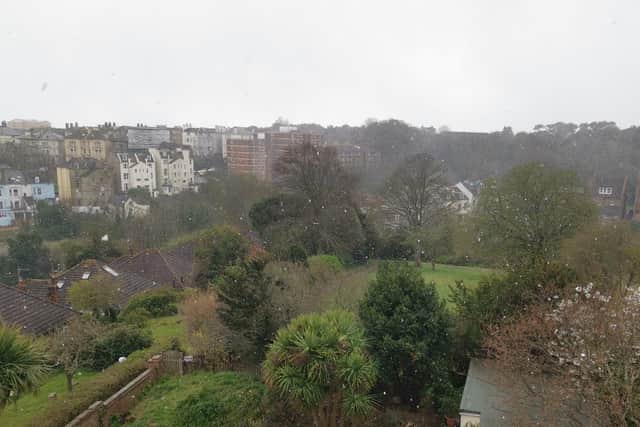 Snow falling in Linton Gardens yesterday (March 31). SUS-220331-125306001