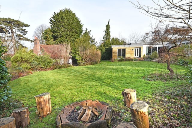 Tower Hill, Horsham, RH13. Sold by Courtney Green. Photo from Zoopla