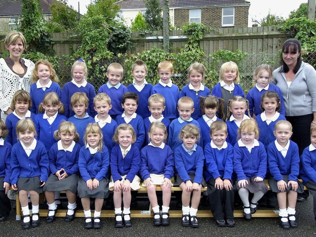 ROSELANDS SCHOOLHSCH003Class R3Left Lisa Baker [Teacher] and Right Kerry Haffenden [Teaching Assistant]. MAYOAK0003540204