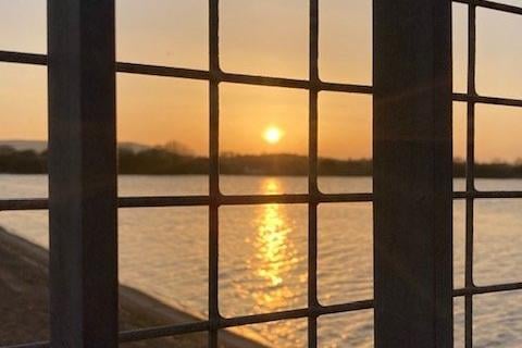 Sunset over the water, by Karen Bailey. SUS-220413-103847001