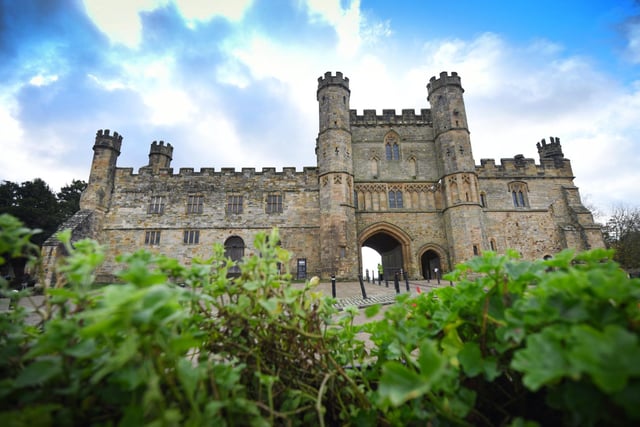 Following the Battle of Hastings, which king founded Battle Abbey?