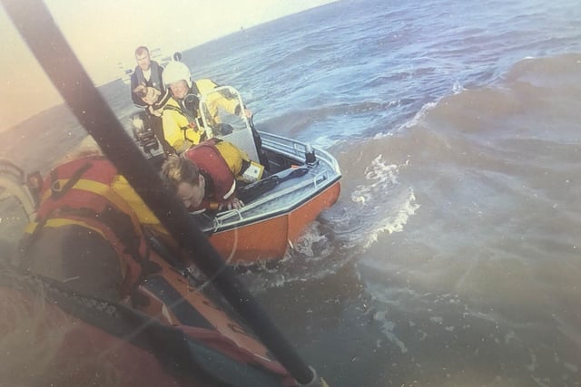 Lifeboat crews carry out the rescue. Picture from Great Yarmouth and Gorleston RNLI SUS-220425-153026001
