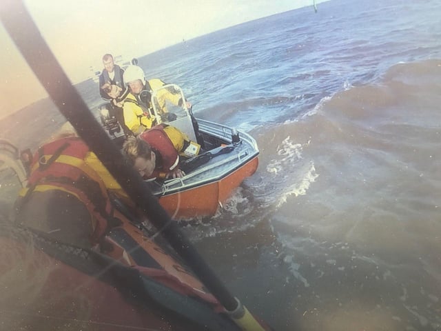 Lifeboat crews carry out the rescue. Picture from Great Yarmouth and Gorleston RNLI SUS-220425-153026001