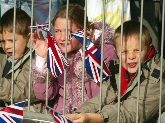 JPCT 24 October 2003 Queen visits Horsham. The Carfax C3440607a -photo by Michael Burren ENGSUS00120120202164303