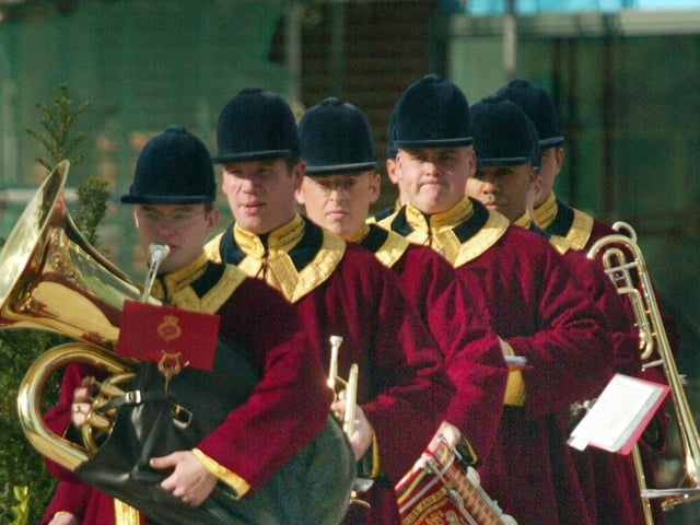 JPCT 24 October 2003 Queen visits Horsham. The Forum C3440661a -photo by Steve Cobb ENGSUS00120120202164406