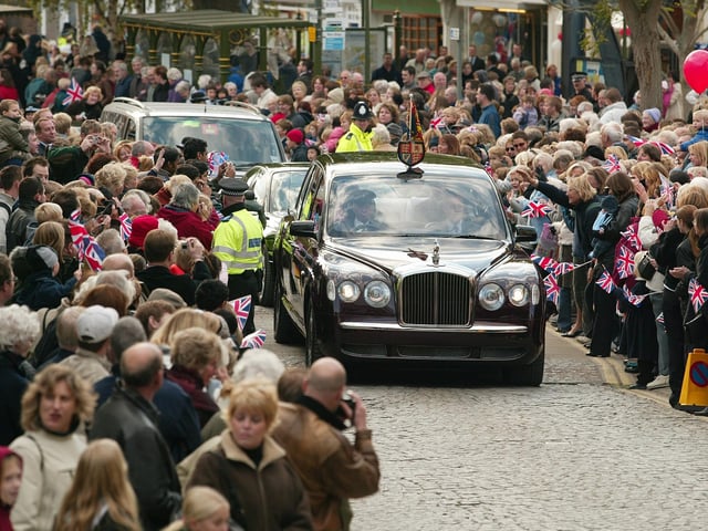 JPCT 24 October 2003 Queen visits Horsham. The Carfax C3440739a -photo by Michael Burren ENGSUS00120120202164620