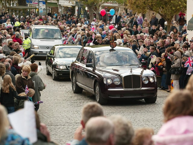 JPCT 24 October 2003 Queen visits Horsham. The Carfax C3440741a -photo by Michael Burren ENGSUS00120120202164632