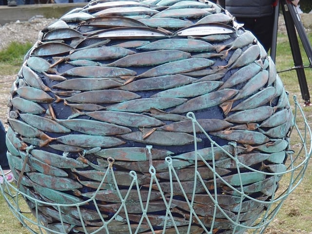 The sculpture was unveiled on what would have been Robert Morley's 40th birthday.