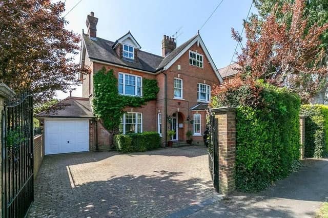 6 bed detached house SUS-220305-072210009