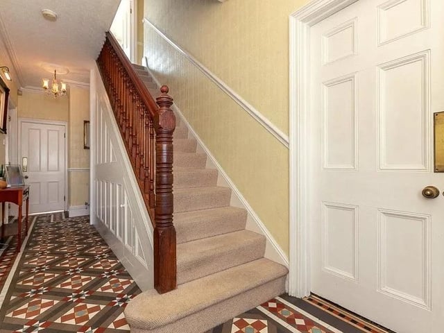 6 bed detached house SUS-220305-072220009