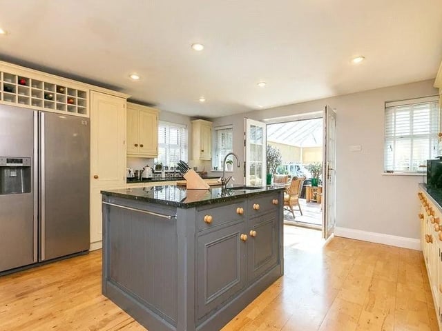 6 bed detached house SUS-220305-072150009