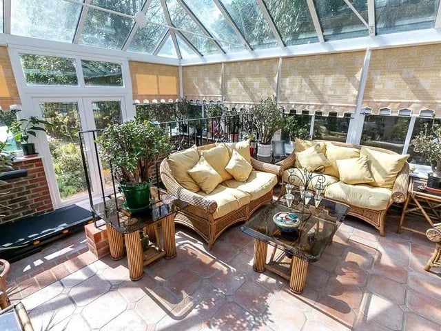 6 bed detached house SUS-220305-072200009
