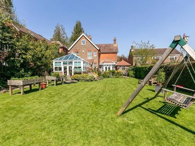 6 bed detached house SUS-220305-072230009