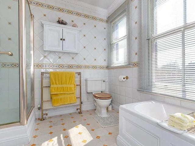 6 bed detached house SUS-220305-072240009