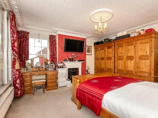 6 bed detached house SUS-220305-072250009