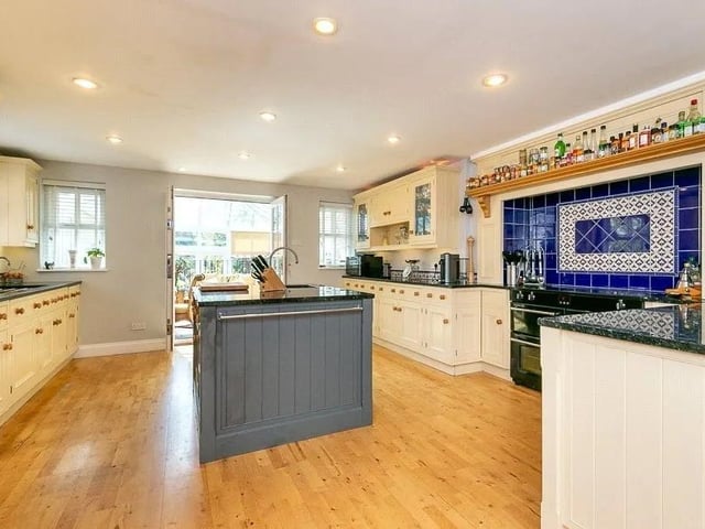 6 bed detached house SUS-220305-072300009