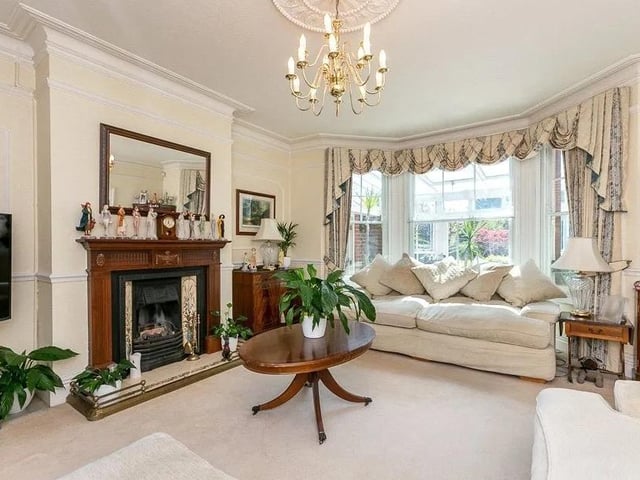 6 bed detached house SUS-220305-072310009