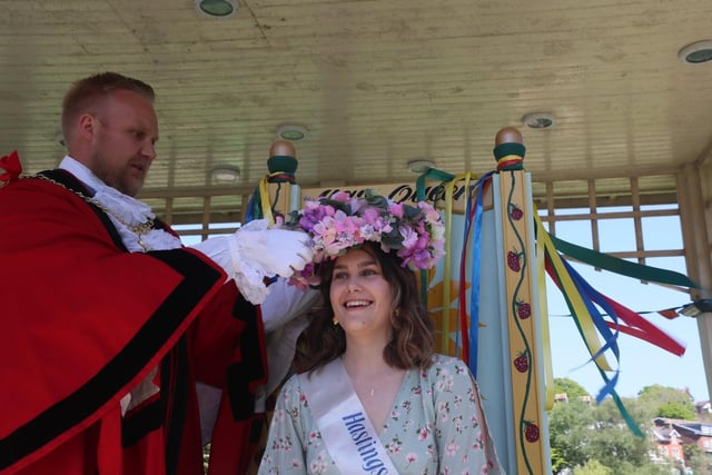 Crowning of the 2022 Hastings May Queen in Alexandra Park. Photo by Roberts Photographic SUS-220905-074531001