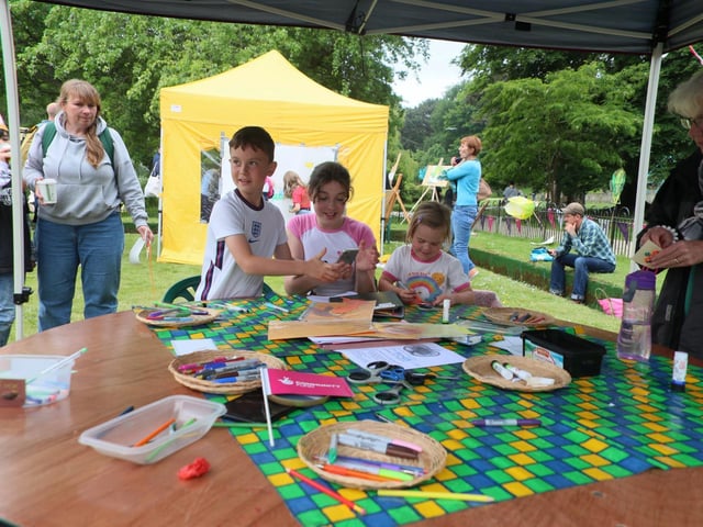 The Platinum Jubilee weekend: Picnic in the Park, Alexandra Park in Hastings. Photo by Roberts Photographic SUS-220606-072144001