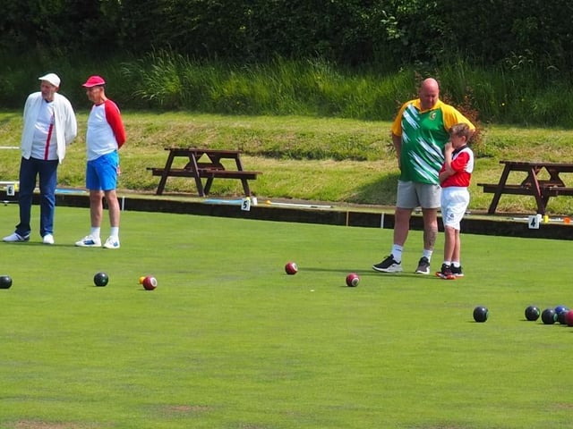 Just ignore the chap in yellow and green...
