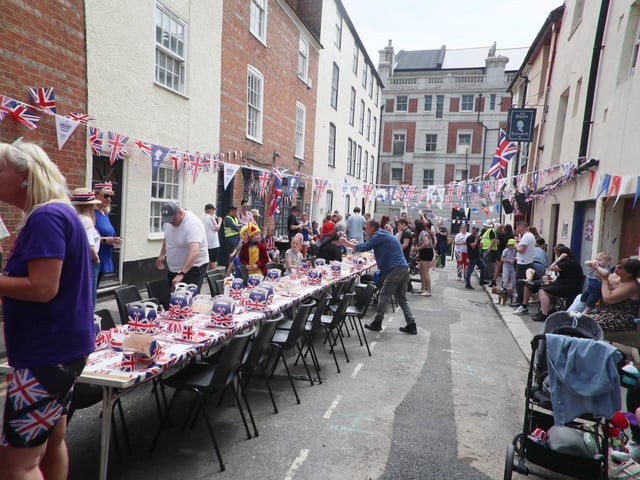The Platinum Jubilee weekend: Photo by Roberts Photographic. Russell Street, Hastings. SUS-220506-144438001