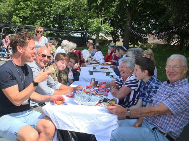 The Platinum Jubilee weekend: Photo by Roberts Photographic. Park Avenue, Hastings. SUS-220506-144518010