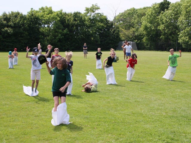 The Platinum Jubilee weekend: Photo by Roberts Photographic. 13th St Leonards St Peter & St Paul scouts at Ark Alexandra. SUS-220506-144530010