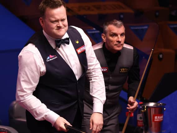 Shaun Murphy at the table, watched by Mark Davis / Picture: Getty