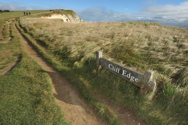 Beachy Head. Cliff edge sign.  E45137N ENGSUS00120120811132455