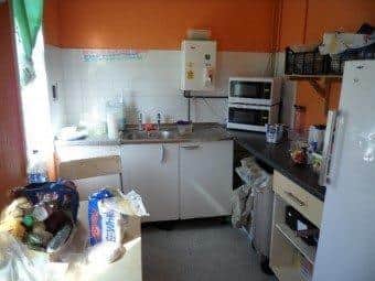 A shared prisoner kitchen at HMP Ford SUS-210522-141926001