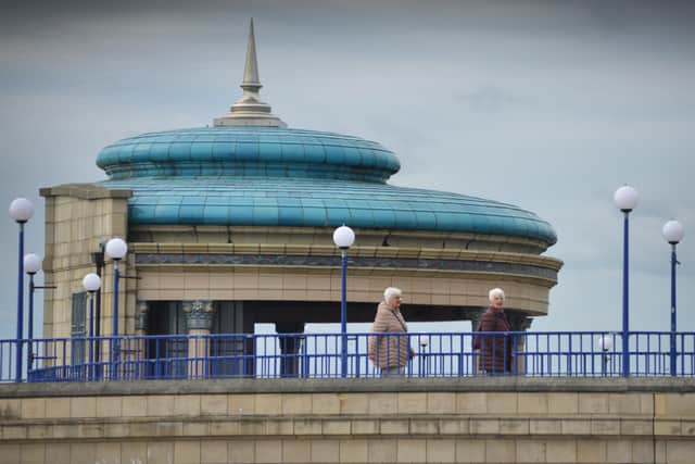 File: Eastbourne seafront/Bandstand SUS-201210-130841001