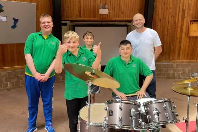 Co-founder of Drum Hangs, Russ Gleason, presents students from LVS Hassocks with a new drum kit SUS-210719-134131001