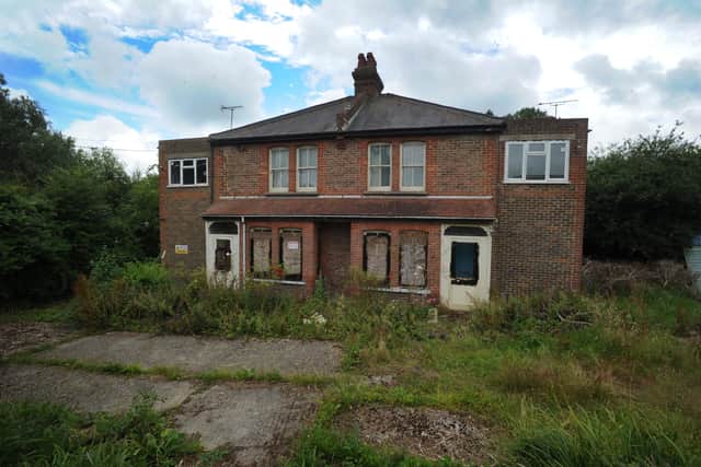 The derelict Woods Cottages in Swanley Close