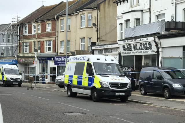 Police in London Road, Bexhill SUS-210909-123817001