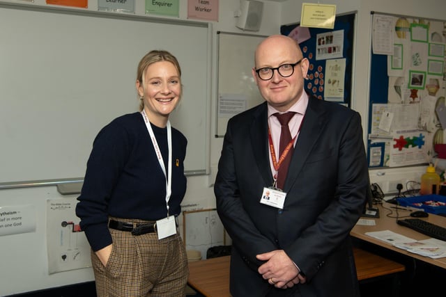 Chichester, West Sussex, UK, 4th December 2023. During the International Rescue Committee Healing Classrooms Event, actress Romola Garai visited the Bishop Luffe School in Chichester to talk to students and teachers about the project.
Credit: Scott Ramsey.