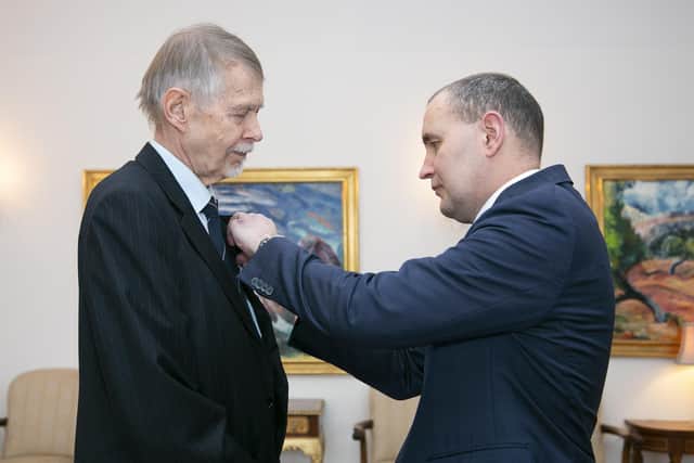 Örn S. Kaldalóns is knighted by the President of Iceland, Guðni Th. Jóhannesson
