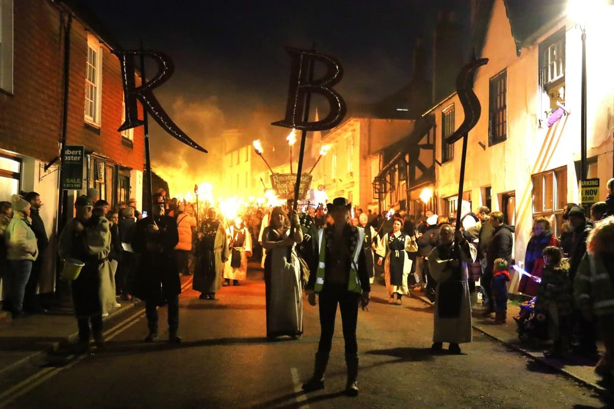 Bonfire Bridge In 50 pictures: Robertsbridge brings local bonfire season to a close ...