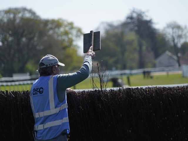 April jump racing at sunny Fontwell Park